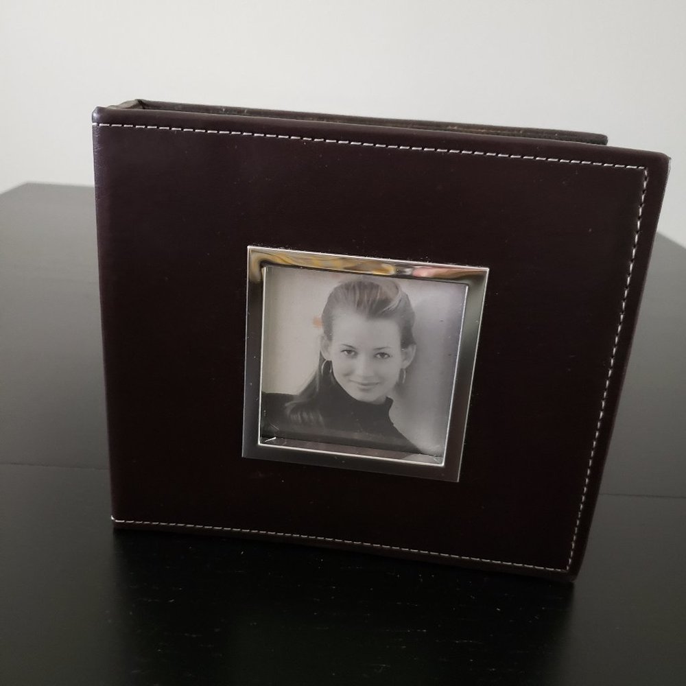 Photo album with cover window display